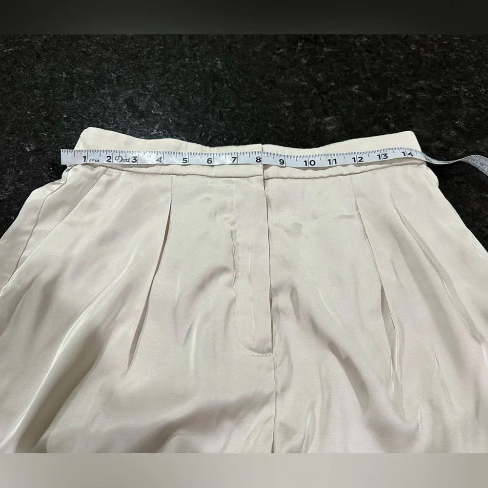 Abercrombie & Fitch Cream Women's silky tailored walking shorts sz medium - Picture 6 of 8